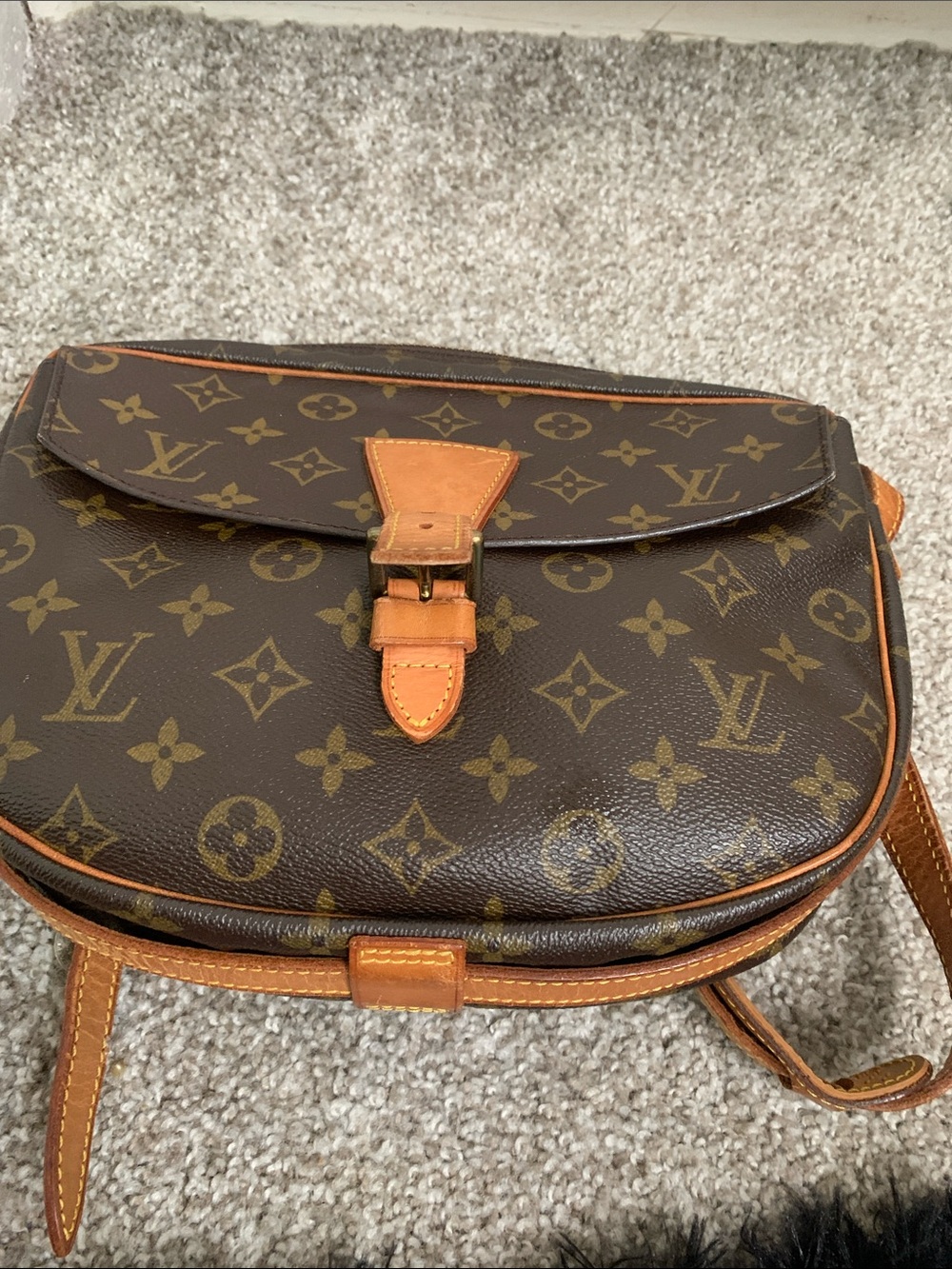 Louis Vuitton Monogram Crossbody Shoulder Bag in Brown with Tan Trim
Jeune fille - Picture 6 of 16